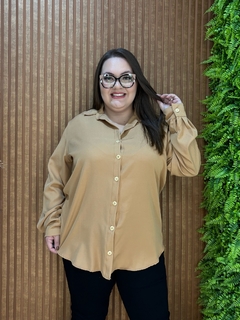 CAMISA PLUSSIZE BEGE ESCURA - comprar online