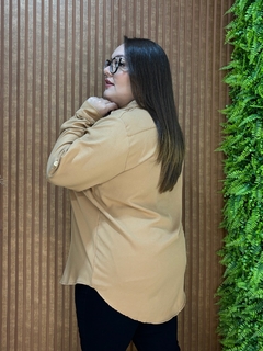 CAMISA PLUSSIZE BEGE ESCURA na internet