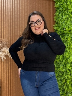 TRICÔ BÁSICO COM GOLINHA E BOTÕES NA MANGA PRETO - Moda Básica & Identidade Urbana