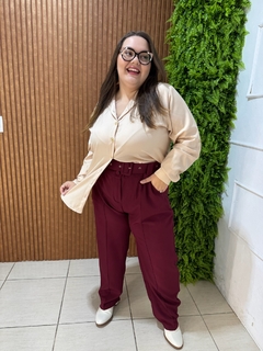 CALÇA ALFAIATARIA COM CINTO PLUSSIZE MARSALA - Moda Básica & Identidade Urbana