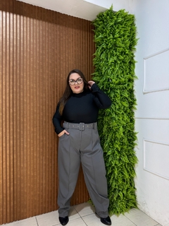 CALÇA ALFAIATARIA COM CINTO PLUSSIZE CINZA - Moda Básica & Identidade Urbana