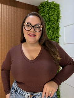 BLUSA RIBANA BÁSICA GOLA V PLUSSIZE MARROM - Moda Básica & Identidade Urbana