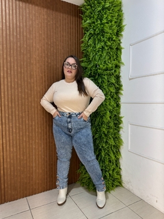 CALÇA JEANS MARMORIZADA PLUSSIZE - Moda Básica & Identidade Urbana