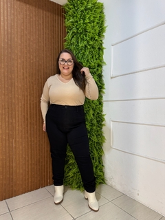 BLUSA RIBANA BÁSICA GOLA V PLUSSIZE BEGE - comprar online