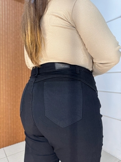 CALÇA JEANS BÁSICA SKINNY PRETA - comprar online