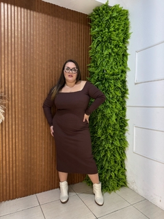 VESTIDO MIDI RIBANA PLUS MARROM - Moda Básica & Identidade Urbana