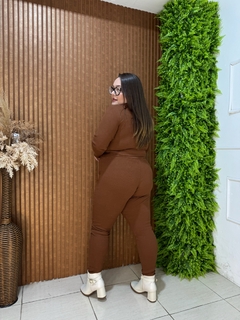 CONJUNTO RIBANA CALÇA CROPED MARROM CLARO - Moda Básica & Identidade Urbana