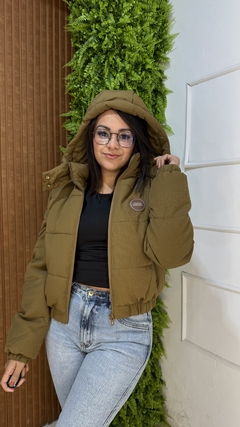 PUFFER CANELADA MARIAH MARROM - Moda Básica & Identidade Urbana