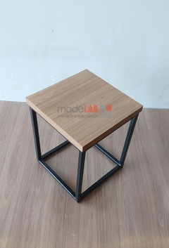 banqueta quadrada 45x34x34cm -preto + carvalho hannover - BANQ453434PTOCARV - MadeLAB Móveis | Móveis Industriais | Móveis sob-medida | Mesas | Estantes