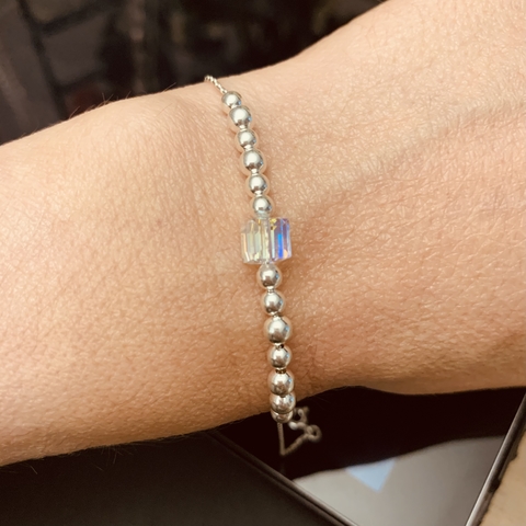 Pulsera con cubo de cristal y bolitas de Plata.