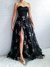 Vestido de festa formatura preto longo decote tomara que caia coração com tule floral e fenda