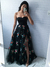 Vestido de festa formatura preto longo decote tomara que caia coração com tule floral e fenda - by lana
