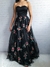 Vestido de festa formatura preto longo decote tomara que caia coração com tule floral e fenda