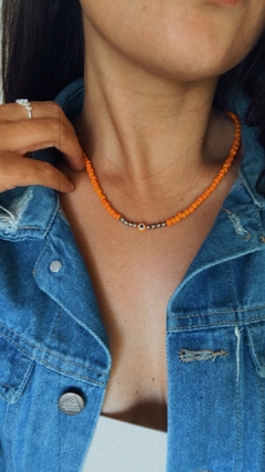 collar ojito naranja