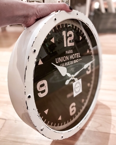 Reloj de metal en internet