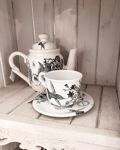 Taza de te de ceramica con motivo botanico