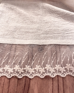 Mantel de gasa con puntilla