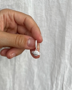 Argolla de plata con dije de planeta