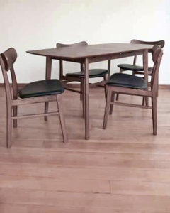 Mesa y cuatro sillas.