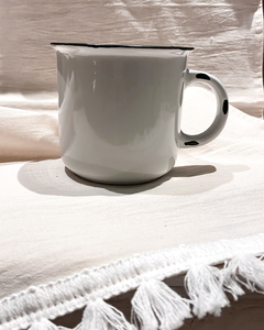 Jarro de porcelana blanca.