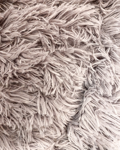 Alfombra de pelo largo color vison - comprar online