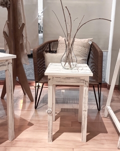 Mesa de arrime de madera blanca