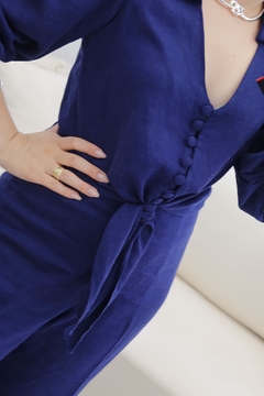 BLUSA COM ABOTOAMENTO E AMARRAÇÃO na internet