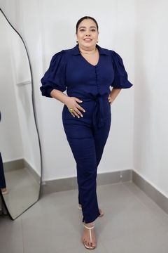 BLUSA COM ABOTOAMENTO E AMARRAÇÃO na internet