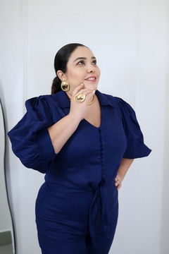 BLUSA COM ABOTOAMENTO E AMARRAÇÃO - comprar online