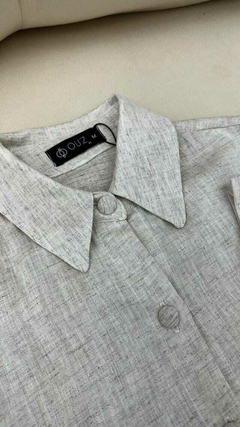 Camisa com bolsos de linho crú - comprar online