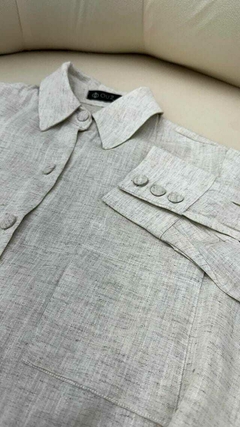 Camisa com bolsos de linho crú na internet
