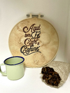 Quadro Bastidor Redondo Bordado com Frase Fé, Café e Cafuné