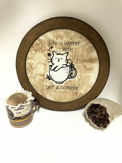 Quadro moldura em madeira Bordado Gato na Xícara de Café