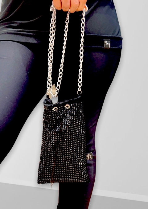Mini CLUTCH de veludo com pedraria e corrente.