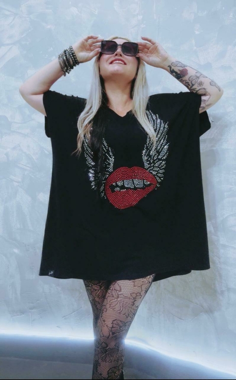 Blusa Ampla Long decote V com estampa exclusiva e pedrarias. - comprar online