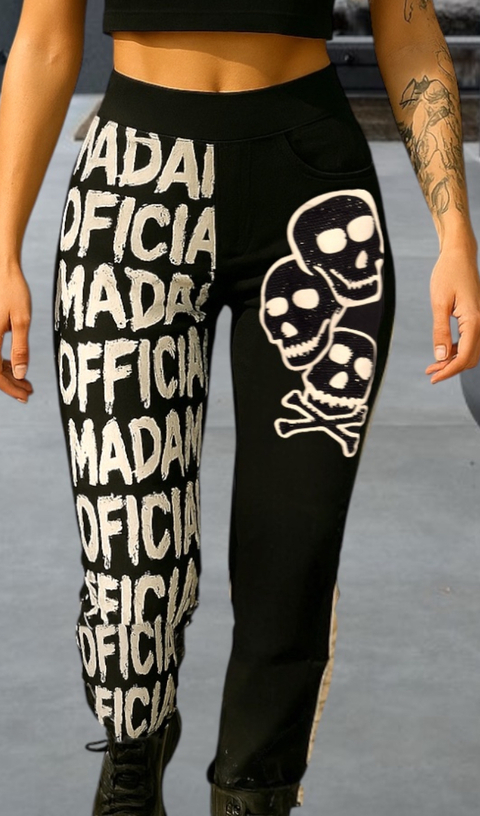 Calça Bengaline com bolsos traseiros, e laterais, estampa com pedrarias na frente. - comprar online