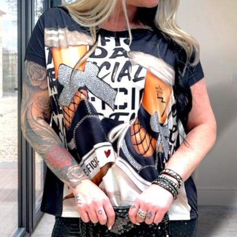 Blusa com estampa exclusiva e strass. - comprar online
