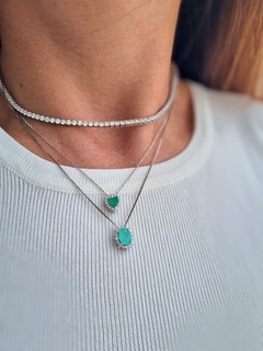 Colar prata rodinada com pingente zircônia oval cor esmeralda e brancas na internet