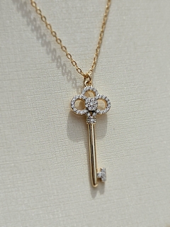 Colar chave em prata banhada ouro e zircônias