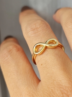 Anel infinito em prata banhada a ouro