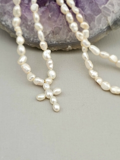 Colar com pingente cruz em pérola água doce e argola em Ouro 18K