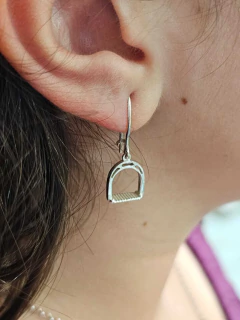 Brinco estribo em prata- Collab Bom Galope - comprar online