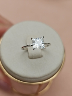 Anel em prata rodinada e moissanite 7x7mm