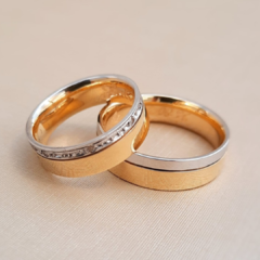 Alianças em Ouro 18k e 10 pontos de Diamantes