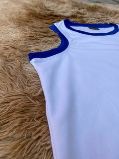 Regata Dry fit premium básica- Branca com gola azul - comprar online