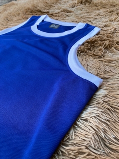 Regata dry fit premium básica- Azul com gola branca - comprar online