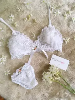 Imagen de CONJUNTO LOLITA BLANCO (Corpiño sin aro & Bombacha Less)