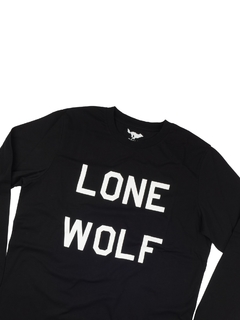 Remera Lone Wolf Manga Larga Negra en internet