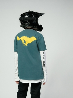 Remera El Solitario Lobo - Verde y Amarillo - tienda online