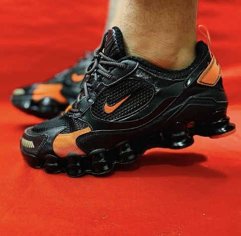 Tênis Nike Shox TL Novo 2020/ 12 Molas TL/ Cor: Preto e Laranja 